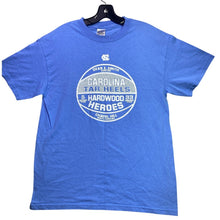 Load image into Gallery viewer, UNC Tar Heels Shirt Mens Medium Hardwood Heroes Basketball Athleisure AOP
