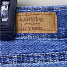 Load image into Gallery viewer, Levi Strauss Shorts Womens 28 Denim Bermuda Cuffed Beachy Outdoors Streetwear