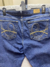 Load image into Gallery viewer, Cabelas Jeans Womens 16R (36x20) Blue Denim Capri Cropped Casuals 5 Pockets
