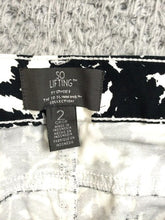Load image into Gallery viewer, Chicos Pants Womens 2 (33.2x22.8) Black White AOP Floral Crop Spandex So Lifting