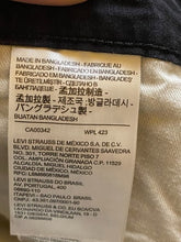 Load image into Gallery viewer, Levis Shorts Adult 40 Black Cargo Casual Wear Hiking Grunge Men