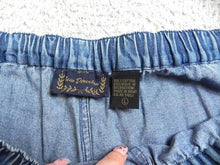 Load image into Gallery viewer, New Direction Jeans Womens Large (34x20.3) Blue Capri Crop Denim Elephant Tree