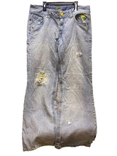 Load image into Gallery viewer, Jessica Simpson Jeans Women 14 (36x30) DISTRESSED Light Wash Embroidered Rose