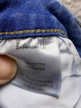 Load image into Gallery viewer, Between Us Jeans Women 14 (32x26) DISTRESSED Stretch Medium Wash Straight Leg