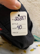 Load image into Gallery viewer, Levis Shorts Adult 40 Black Cargo Casual Wear Hiking Grunge Men
