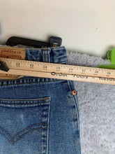 Load image into Gallery viewer, VTG Levis 501 Jeans Adult 32x32 Blue Flat Front Straight Leg USA Y2K Denim Mens