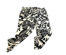 Load image into Gallery viewer, Chicos Pants Womens 2 (33.2x22.8) Black White AOP Floral Crop Spandex So Lifting