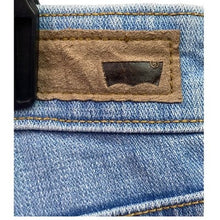 Load image into Gallery viewer, Levis Jeans Womens 26 Cropped Embroidered Preppy Academia Travel Streetwear