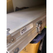 Load image into Gallery viewer, 500 Piece Poker Set with Case Chips Cards Dice Dealer Blind Buttons Holdem Game