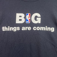 Load image into Gallery viewer, NBA Big Things Are Coming Shirt Mens Large Basketball Spell Out Athleisure