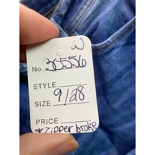 Load image into Gallery viewer, KanCan Jeans Womens 9/28 Frayed Fade Preppy Academia Everyday Streetwear