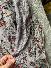 Load image into Gallery viewer, Torrid Shirt Womens 5 5X Gray Lavender AOP Flower Contrast Rayon Nylon Lagenlook