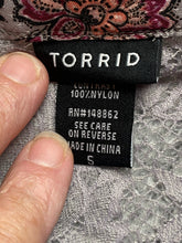 Load image into Gallery viewer, Torrid Shirt Womens 5 5X Gray Lavender AOP Flower Contrast Rayon Nylon Lagenlook
