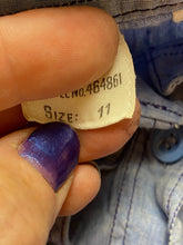Load image into Gallery viewer, Vintage Chambray Shirt Womens 11 Blue Button Up Flap Pockets Patches 70s Ladies