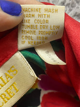 Load image into Gallery viewer, VTG Victoria’s Secret Robe Womens Small Red Green AOP Flower Sleepwear Kimono
