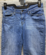 Load image into Gallery viewer, Levis Jeans Womens 8M (31x30) Blue Denim Mid Rise Straight Whiskered Signature