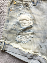 Load image into Gallery viewer, Aero Shorts Womens 0 (27x3) Blue Denim Whiskered Distressed Mom Cuffed Jean