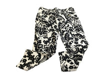Load image into Gallery viewer, Chicos Pants Womens 2 (33.2x22.8) Black White AOP Floral Crop Spandex So Lifting
