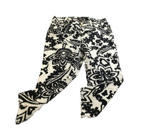 Load image into Gallery viewer, Chicos Pants Womens 2 (33.2x22.8) Black White AOP Floral Crop Spandex So Lifting
