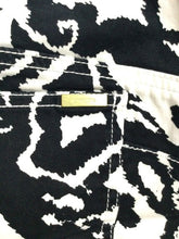 Load image into Gallery viewer, Chicos Pants Womens 2 (33.2x22.8) Black White AOP Floral Crop Spandex So Lifting
