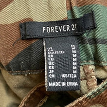 Load image into Gallery viewer, Forever 21 Pants Womens Medium Camo Cargo Gorpcore Pull On Utility Streetwear
