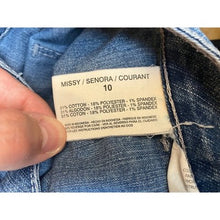 Load image into Gallery viewer, Bandolino Jeans Womens  Size 10 Hadley Blue Denim Capri Cropped Blue
