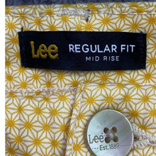 Load image into Gallery viewer, Lee Shorts Womens 18M Yellow Daisy AOP Summer Beachy Coastal Mature Streetwear
