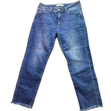 Load image into Gallery viewer, KanCan Jeans Womens 9/28 Frayed Fade Preppy Academia Everyday Streetwear
