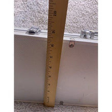 Load image into Gallery viewer, 500 Piece Poker Set with Case Chips Cards Dice Dealer Blind Buttons Holdem Game
