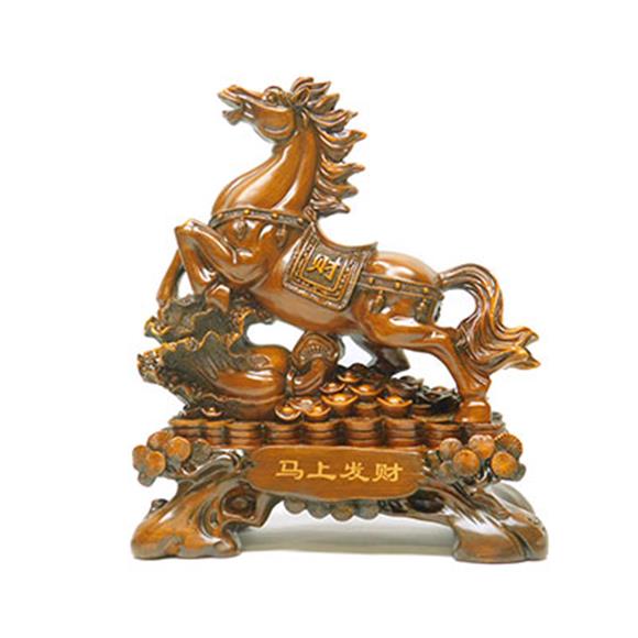 WOOD COLOR HORSE ON CABBAGE