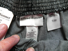Load image into Gallery viewer, Alfred Dunner Pants Womens 16 (32x29) Proportioned Shorts Rayon Spandex NWT
