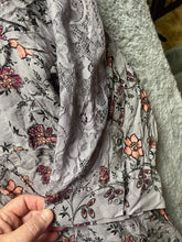 Load image into Gallery viewer, Torrid Shirt Womens 5 5X Gray Lavender AOP Flower Contrast Rayon Nylon Lagenlook
