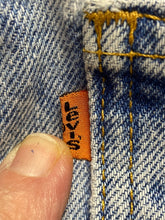 Load image into Gallery viewer, VTG Levi's 10 950 Jeans Womens 11 (30x23) Blue Denim Tapered Leg Orange Tab 90s
