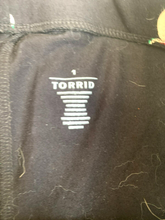 Load image into Gallery viewer, Torrid Pants Womens 1 (31x24.5) Skull Candy Cane AOP Cropped Legging Stretch
