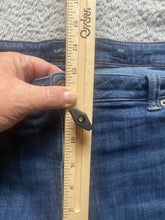 Load image into Gallery viewer, Lucky Brand Jeans Womens 22W (44x29) Tapered Leg Whiskered Denim 5 Pocket Ladies
