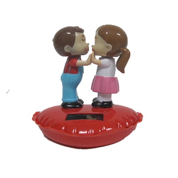 COUPLE KISSING SOLAR BOBBLE HEAD
